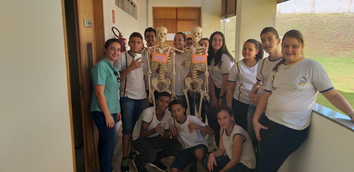 Janaína (à esquerda) quando acompanhou alunos de escola pública em visita ao Câmpus Itumbiara